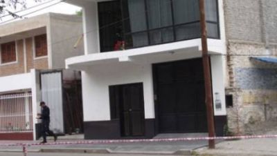 Lo sorprendi� manteniendo relaciones sexuales con su mujer