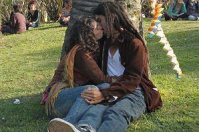 Beso masivo en Parque Centenario contra los vigilantes