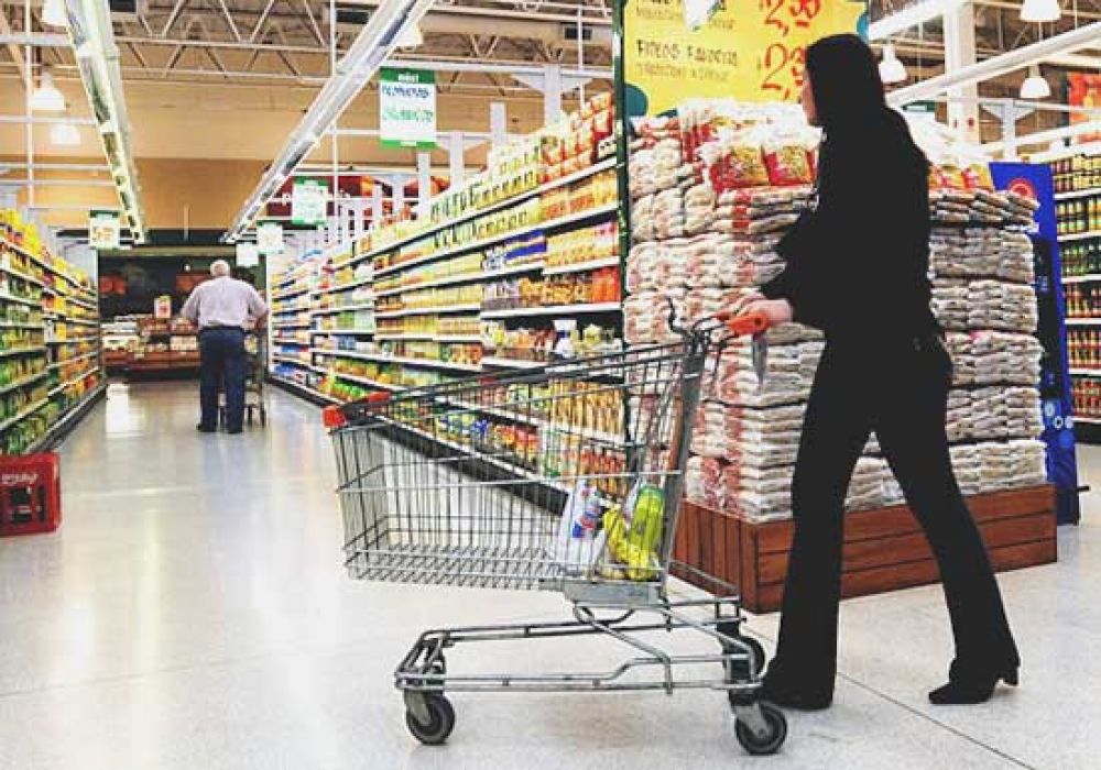 Baj� levemente el costo de la Canasta B�sica en el primer mes del �congelamiento de precios�