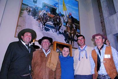 Inauguraron el mural en homenaje al padre Jes�s Mend�a y los Gauchos Peregrinos