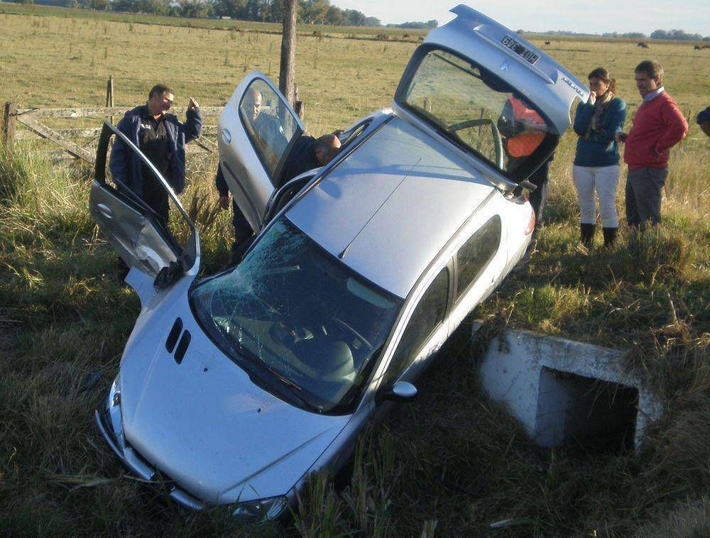 Un auto se despist� y choc� contra una alcantarilla