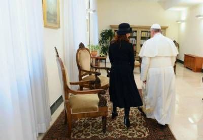 Francisco invit� a Cristina a romper el protocolo