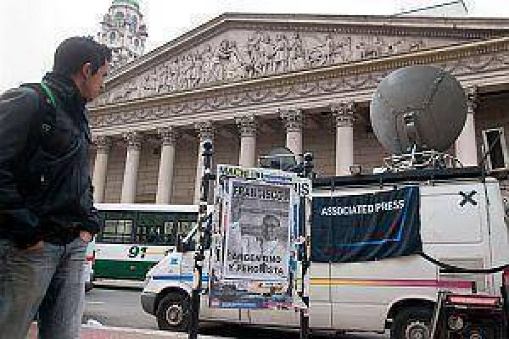 Comenz� la vigilia en la Catedral porte�a a la espera de la asunci�n