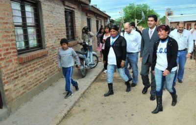 El gobierno inaugur� 26 viviendas construidas por movimientos sociales en Fontana y Resistencia