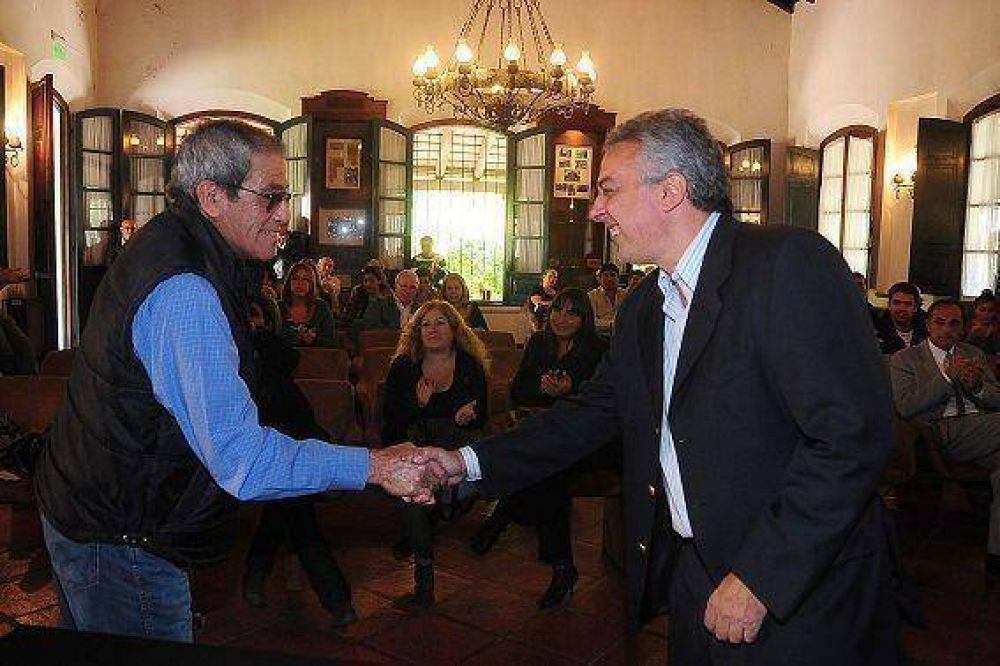 Entrega de escrituras para los vecinos del municipio de Tigre