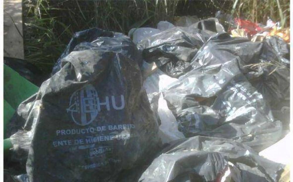 Denuncian que en #Derqui arrojaron basura proveniente de la Ciudad de Buenos Aires