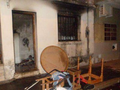 La ni�a quemada al incendiarse su casa fue trasladada a Buenos Aires 