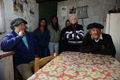 Dos puesteros que viven de lo que producen vs. un exgerente de banco