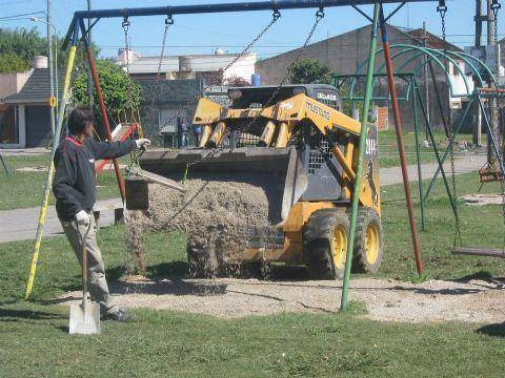Agrupaciones peronistas trabajaron en el embellecimiento de la Plaza 17 de octubre