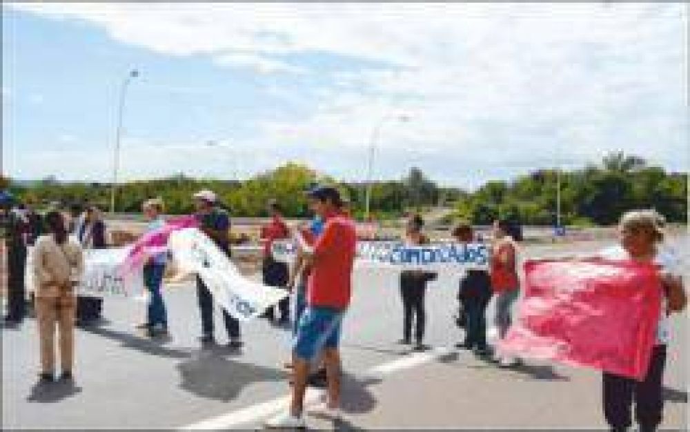 Adjudicatarios del IPRODHA cortaron la Ruta 12 por la sobrefacturaci�n de las cuotas de sus viviendas
