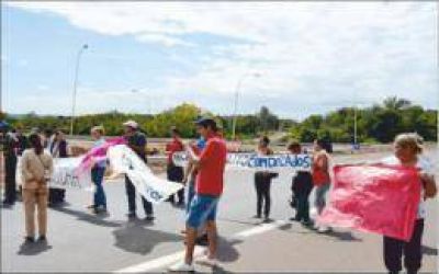 Adjudicatarios del IPRODHA cortaron la Ruta 12 por la sobrefacturaci�n de las cuotas de sus viviendas