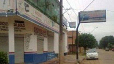 Motochorros abren un auto y roban un malet�n con $20 mil de un tucumano