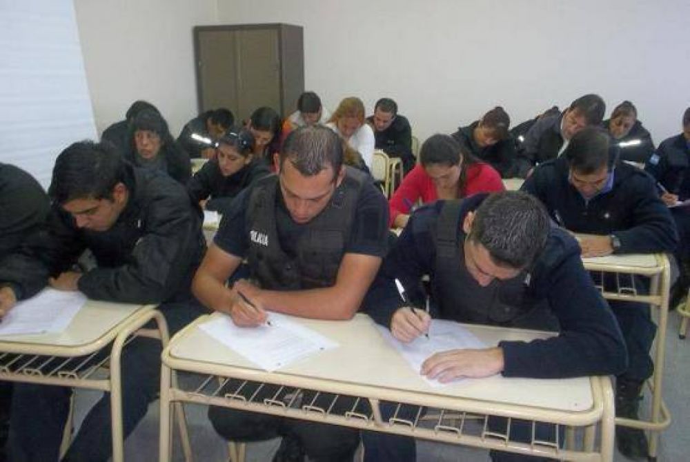 Tr�nsito capacita personal policial en Puerto San Juli�n