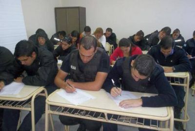 Tr�nsito capacita personal policial en Puerto San Juli�n