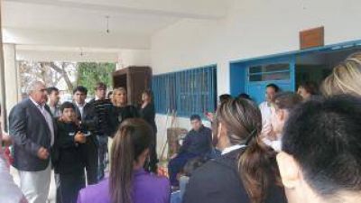 El Gobierno don� insumos de construcci�n a la Apane