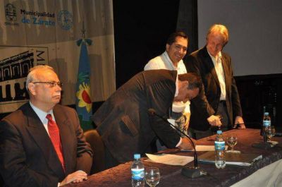 Z�rate firm� un convenio con una comuna francesa