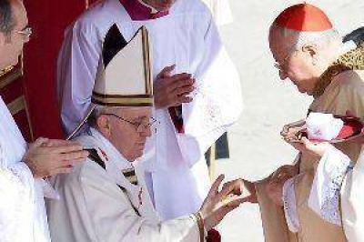 Con gran emoci�n, Francisco asumi� como Papa