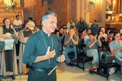 Con una vigilia en la Catedral, los santiague�os pidieron a Dios por el Papa