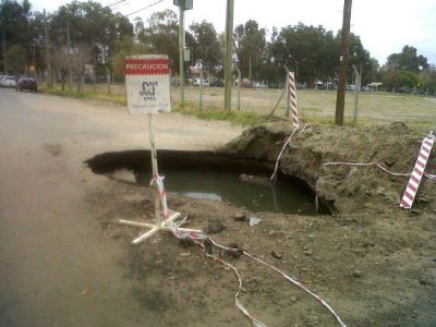 Calle cerrada por gigantesco cr�ter en barrio de Neuqu�n