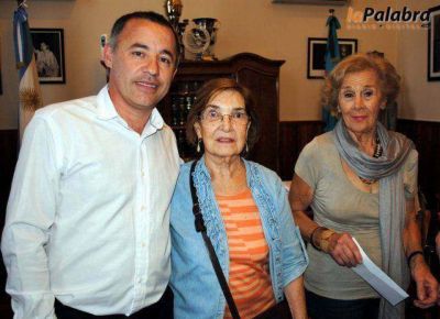 Garc�s entreg� a instituciones los fondos recaudados con la venta de sillas