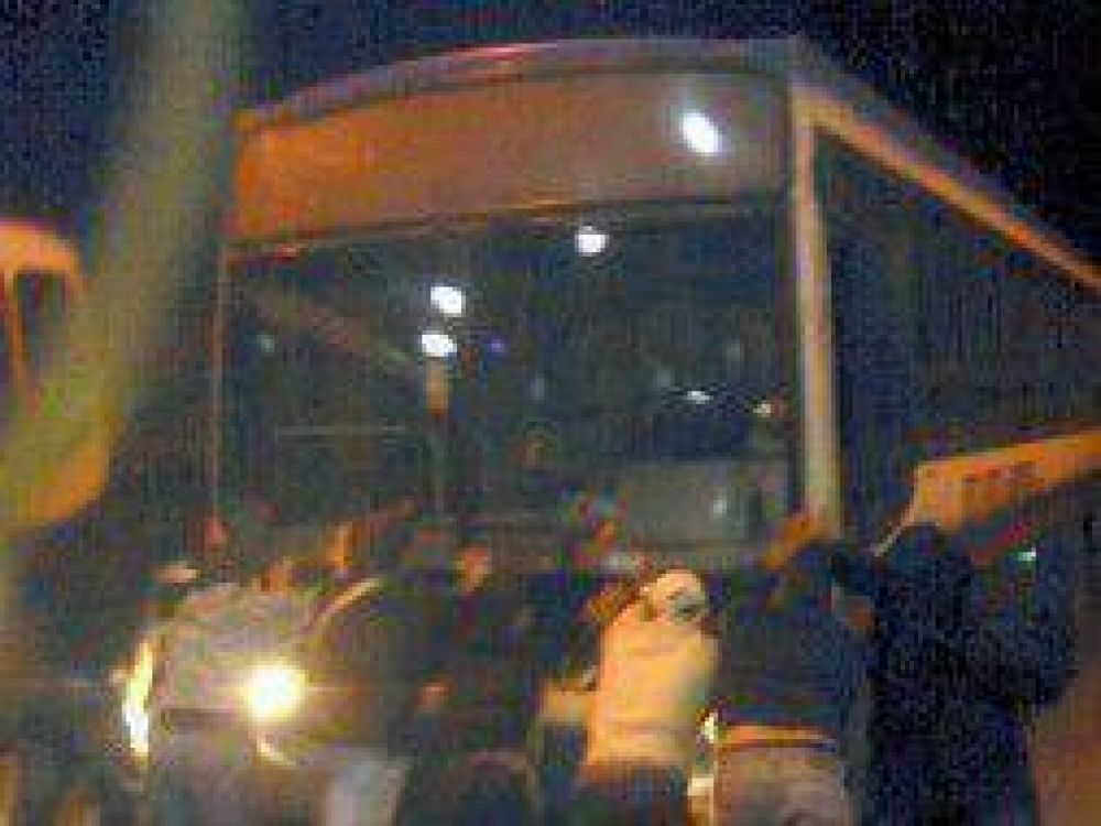 En Bah�a Blanca se qued� un colectivo y la empresa pidi� a los pasajeros que bajen a empujar