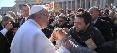Se baj� del papam�vil para abrazar a un enfermo