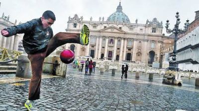 La Plaza San Pedro, entre el fr�o y la lluvia, concentra los ojos del mundo