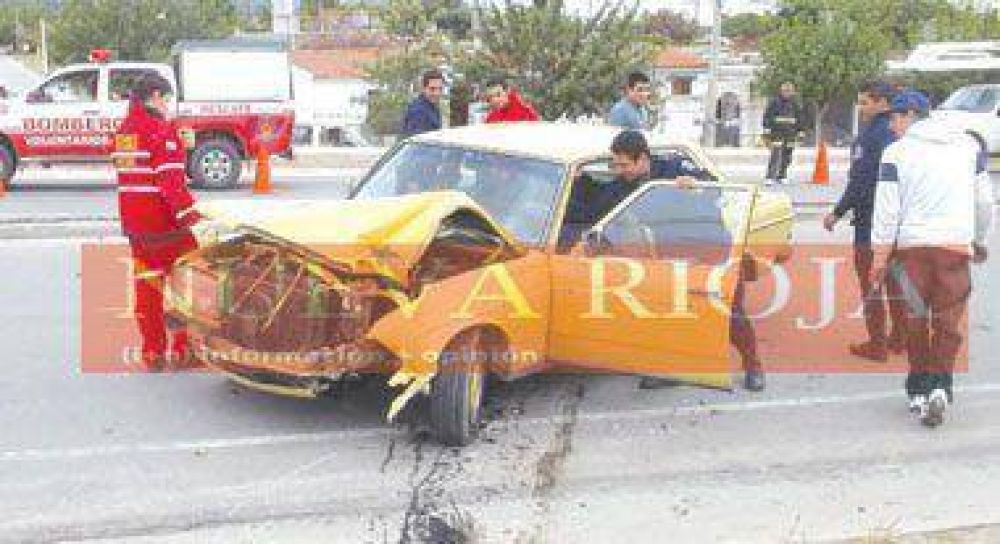 Un auto choc� y arranc� de cuajo una columna de la red el�ctrica