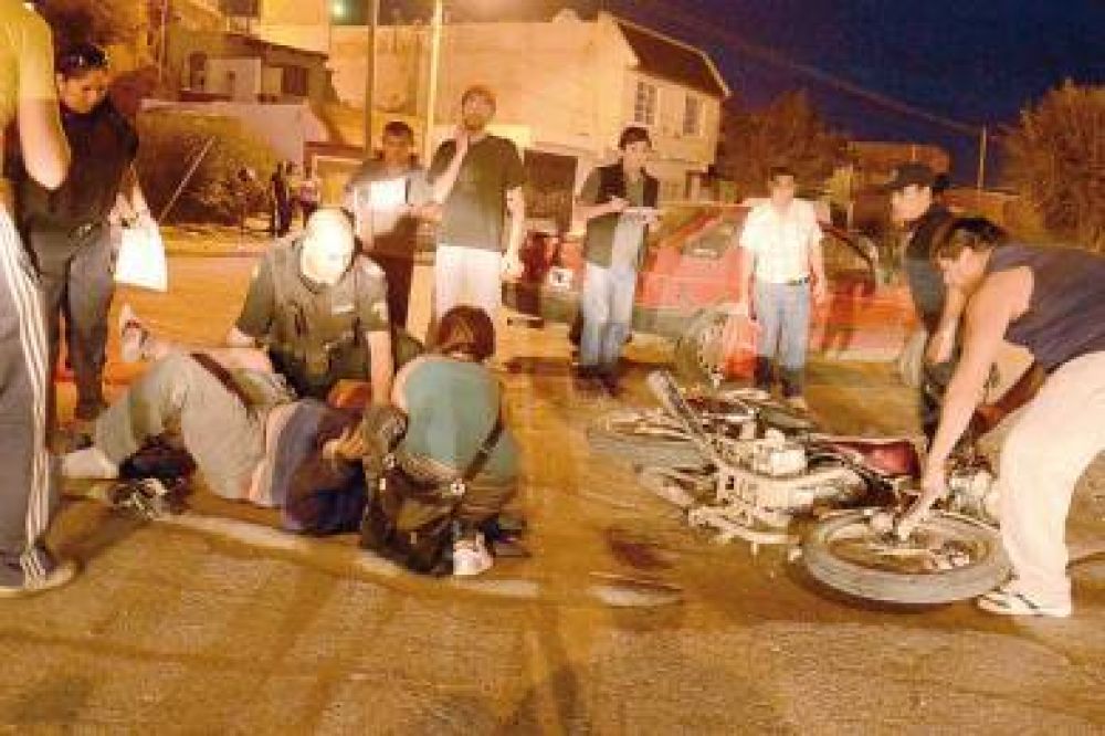 Dos motociclistas heridos tras colisionar contra autom�vil en Cabral y Malvinas