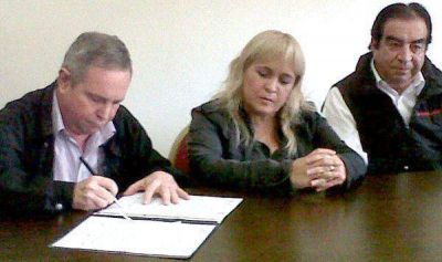 Comercio Interior firm� convenio por la venta de Gas envasado