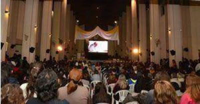 En la Iglesia Catedral: San Juan or� con el Papa por pantalla gigante