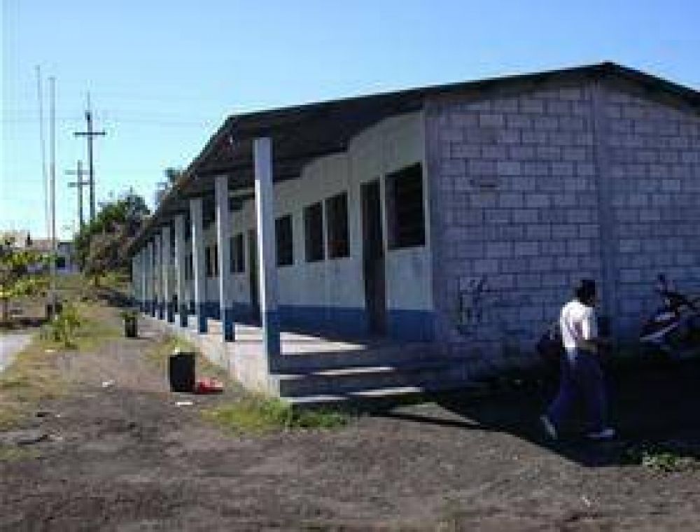 Entregaron subsidios para la escuela N�1.185 