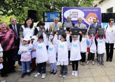 El gobierno entreg� computadoras y kits deportivos en Lavaisse