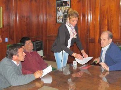 El intendente, Pablo Zurro, entreg� las dos viviendas sorteadas el viernes