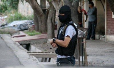 Desbarataron otro quiosco de venta de drogas en Guaymall�n Dos personas fueron detenidas.