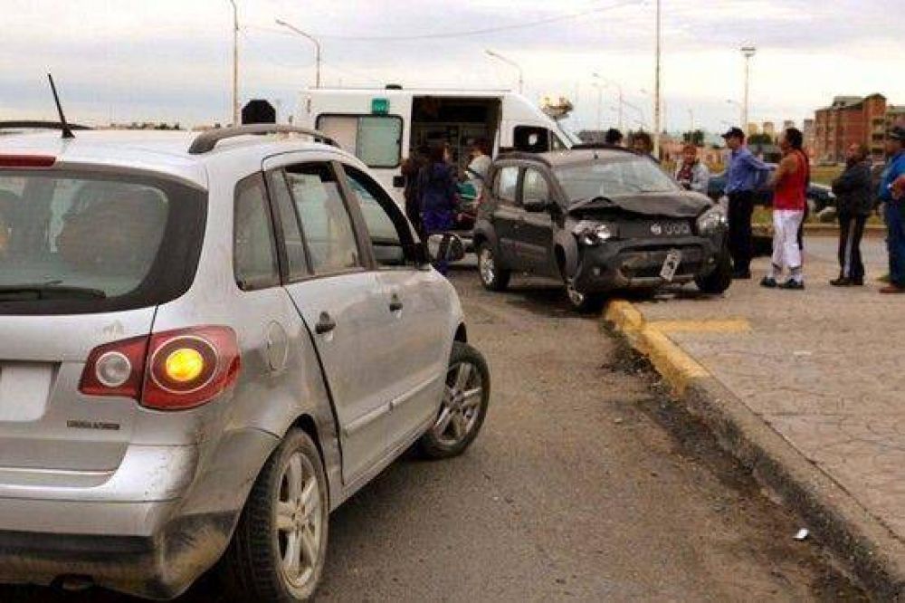 Dos mujeres lesionadas en violento choque