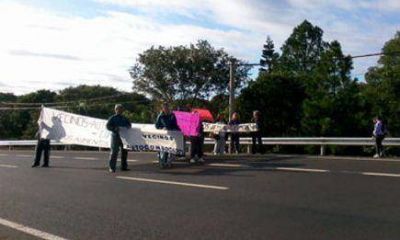 Sin respuestas concretas, vecinos de Garup� volver�an a cortar el puente