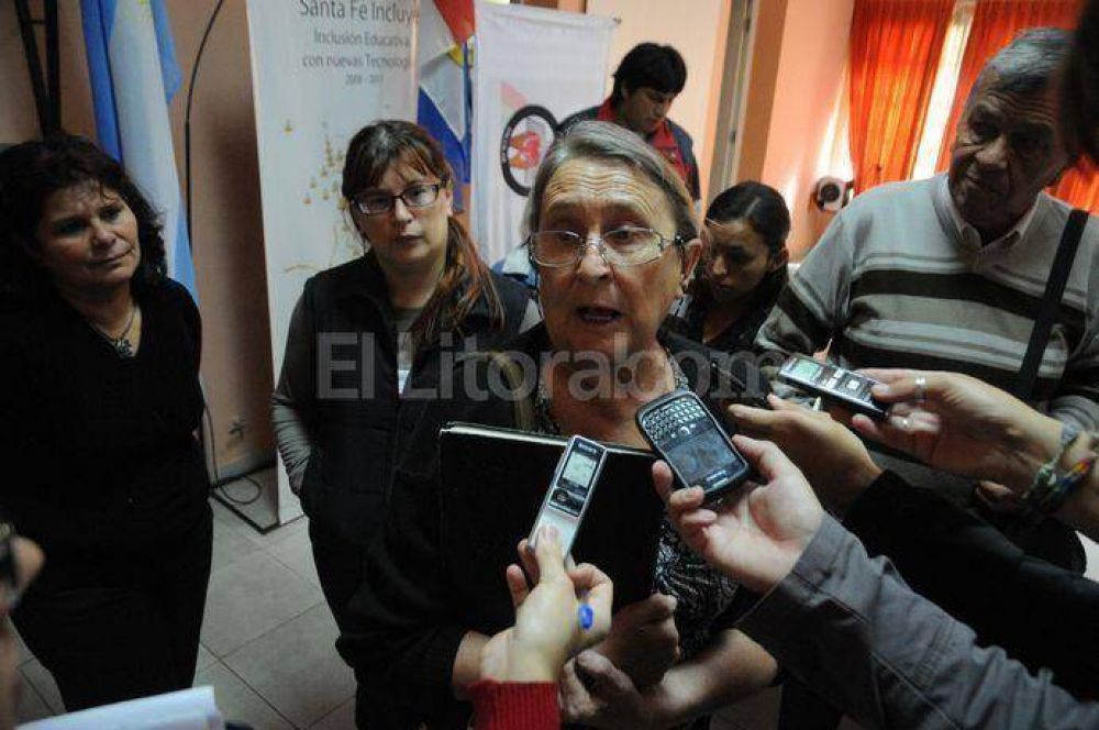 En las escuelas �rascan la olla� para dar de comer a los chicos