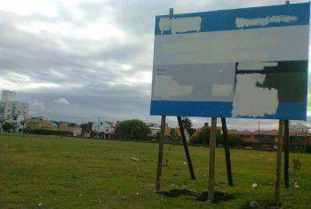 Pintaron el cartel del Plan Procrear en la Canchita de los Bomberos