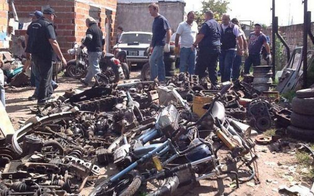 Caso Sosa: hallan autopartes truchas en el taller donde detuvieron al polic�a