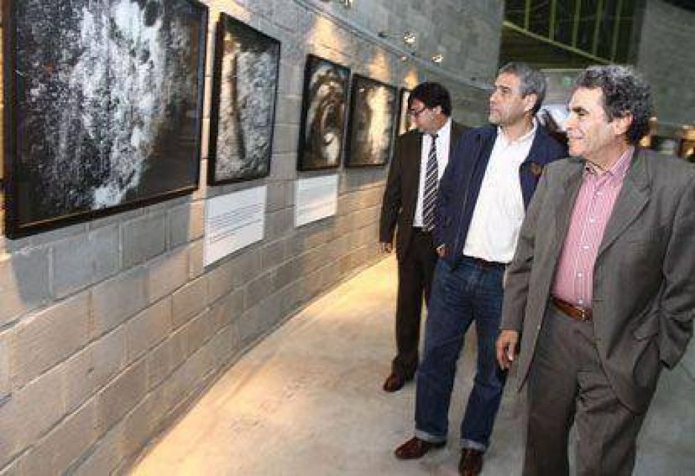 Ferraresi asisti� a la inauguraci�n de la muestra fotogr�fica El Lamento de los Muros