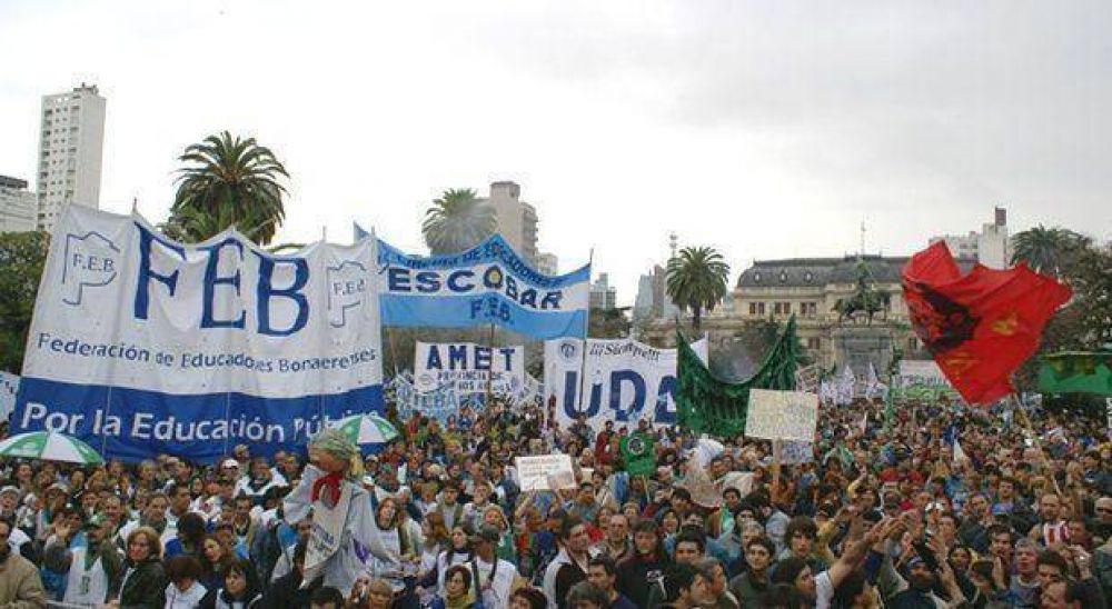 La caravana de los docentes bonaerenses llega a Casa de Gobierno