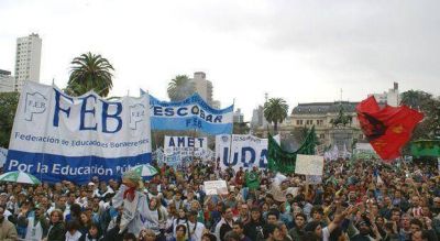 La caravana de los docentes bonaerenses llega a Casa de Gobierno