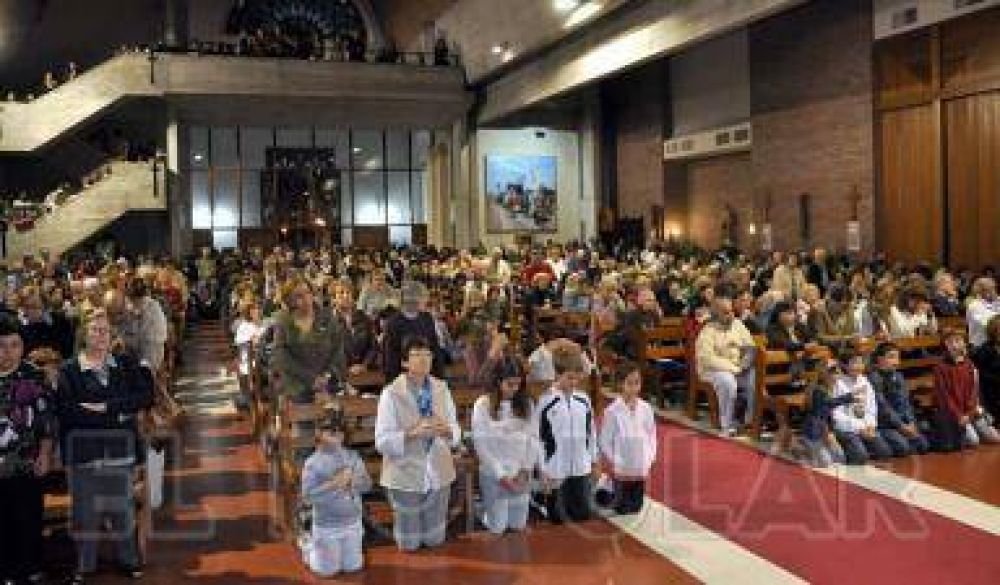 Cientos de fieles rezaron por el Papa en la Iglesia San Jos