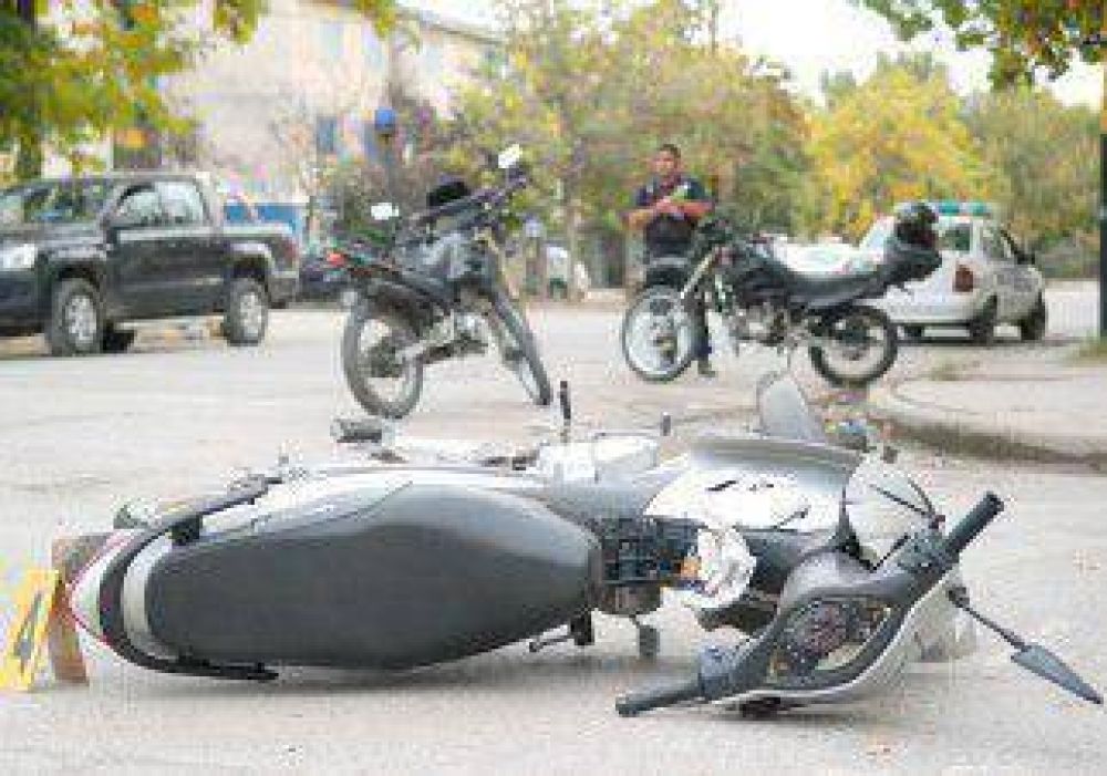 Hu�an en moto robada, chocaron y los atraparon 