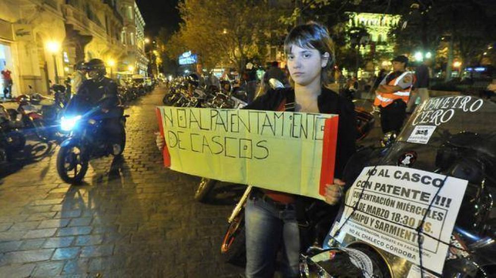 Es ley la exigencia de patente en el casco