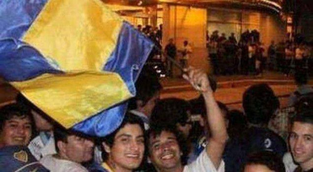 Boca lleg� a Resistencia y fue recibido por unos 600 hinchas