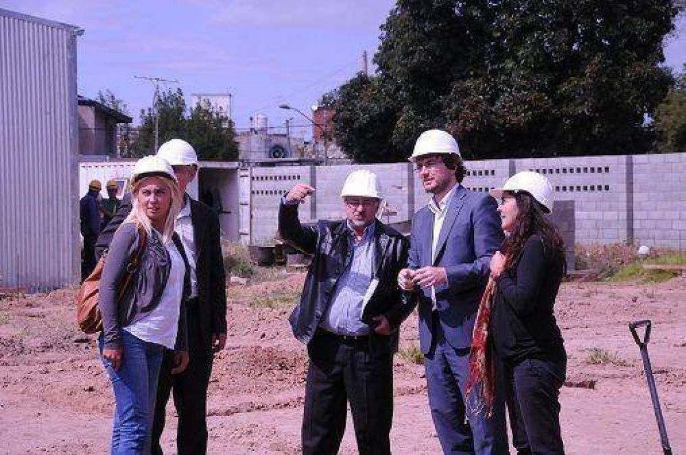 Ghi recorri� las viviendas que se construyen en barrio Carlos Gardel