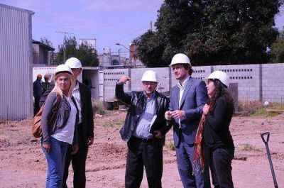 Ghi recorri� las viviendas que se construyen en barrio Carlos Gardel