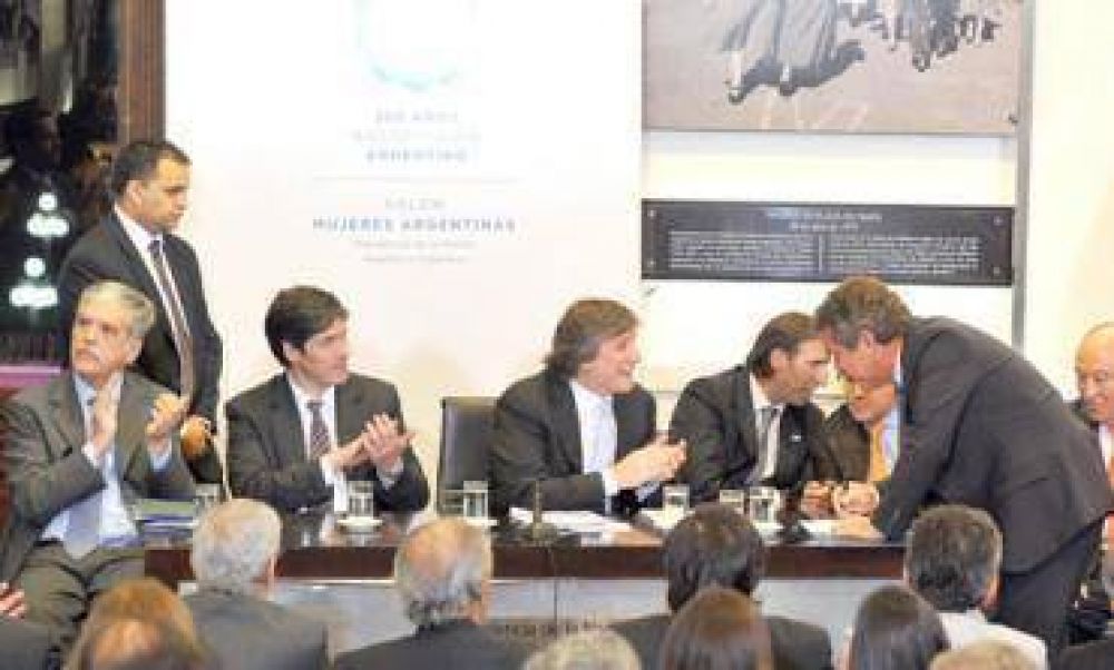 A trav�s de los pr�stamos Prosap realizar�n obras en caminos rurales